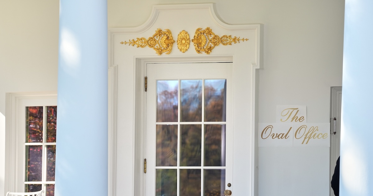 L’insegna fuori dallo Studio Ovale che sembra quella di una location per matrimoni