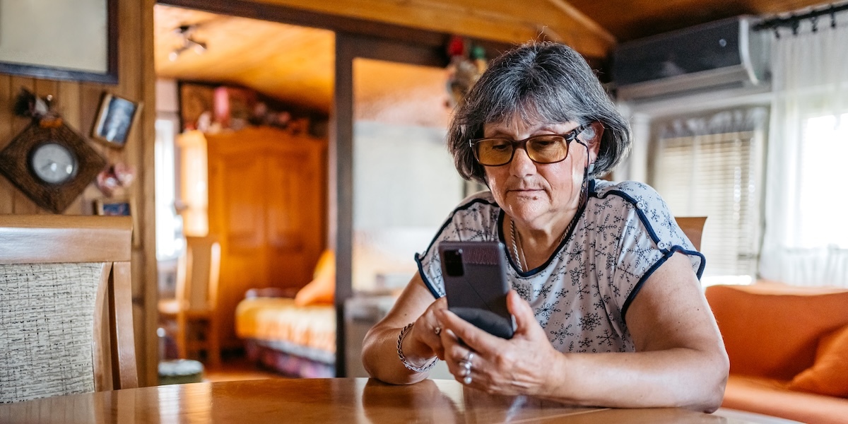 Il rapporto tra anziani e smartphone è ancora poco studiato