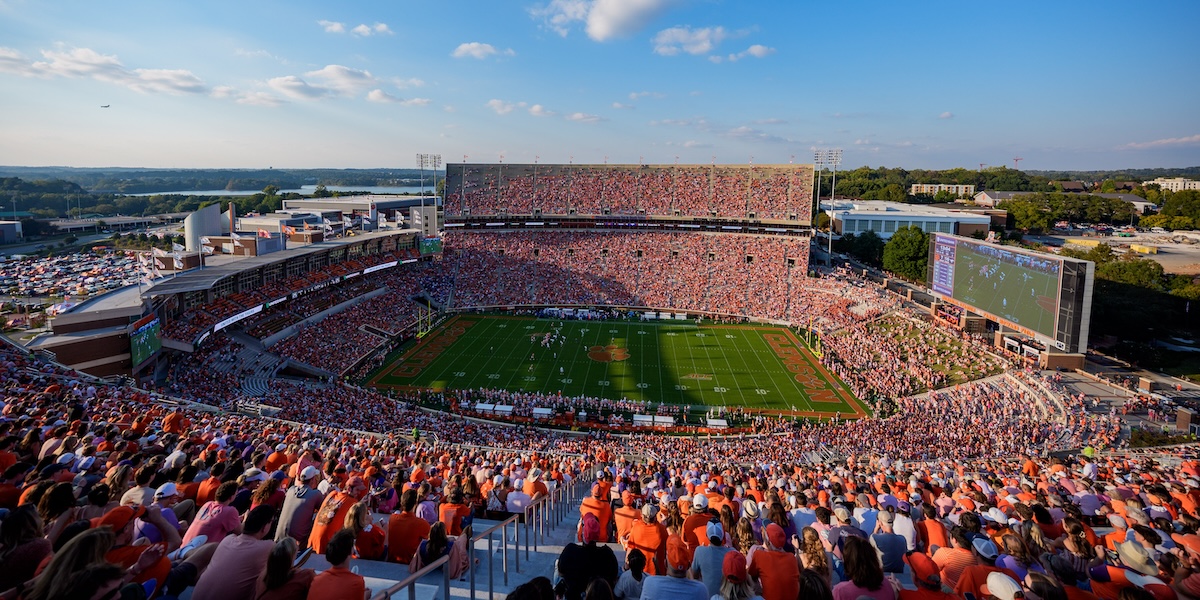 Il football universitario è un affare sempre più serio