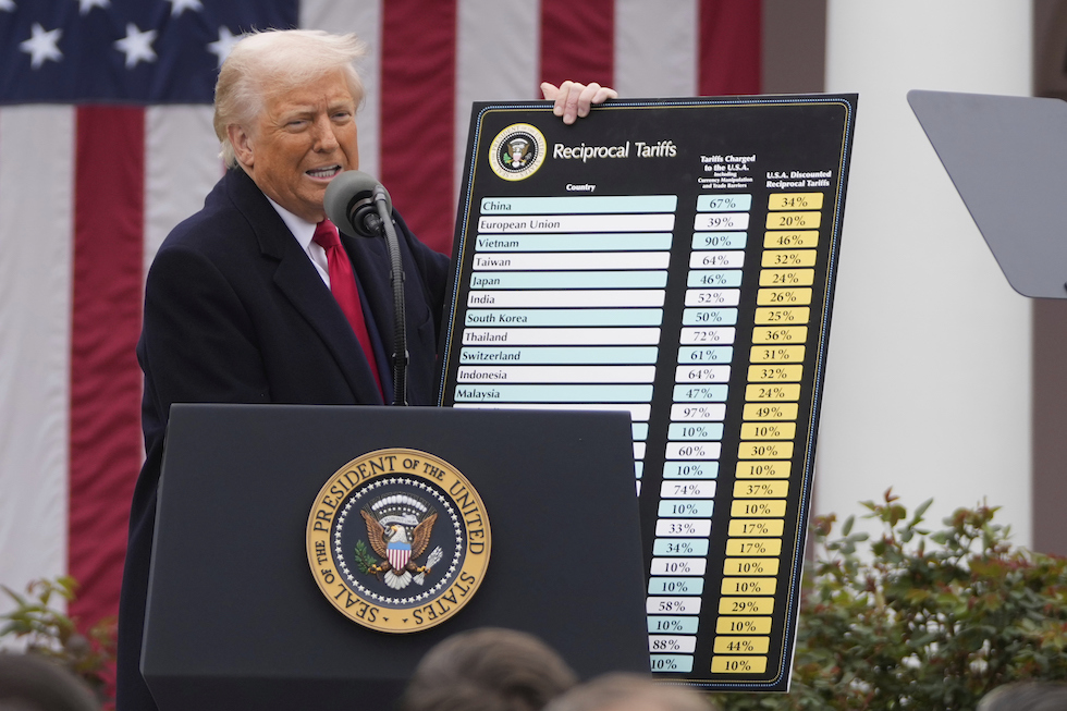 Il famoso cartellone con cui Trump mostrò i suoi «dazi reciproci», 2 aprile 2025