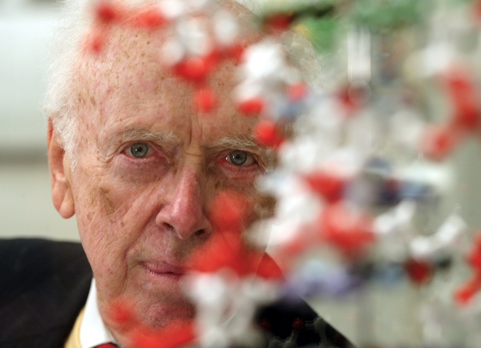 James Watson dietro un modellino del DNA, in una foto del 2004