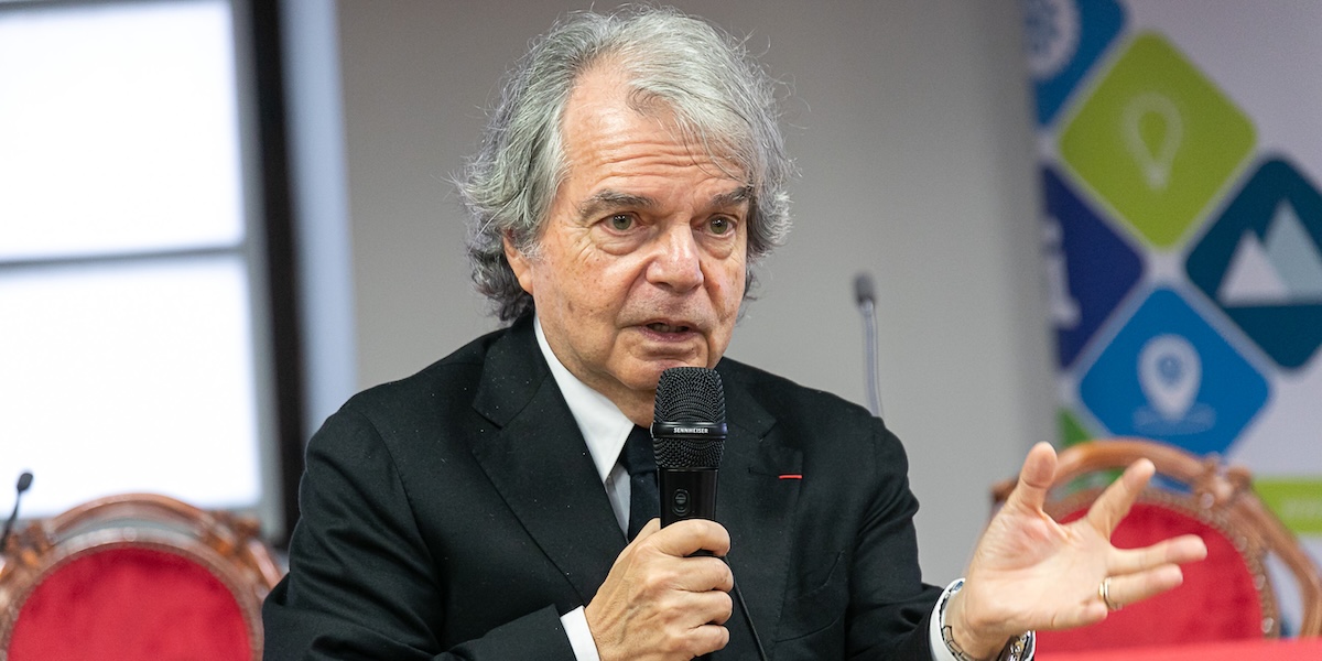 Il presidente del CNEL Renato Brunetta ha revocato l’aumento di stipendio che si era dato, dopo le proteste del governo