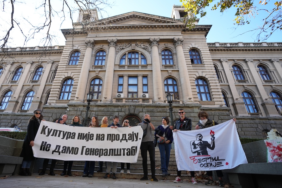 Un picchetto di protesta fuori dal parlamento serbo, il 4 novembre. Lo striscione dice: «La cultura non è in vendita»