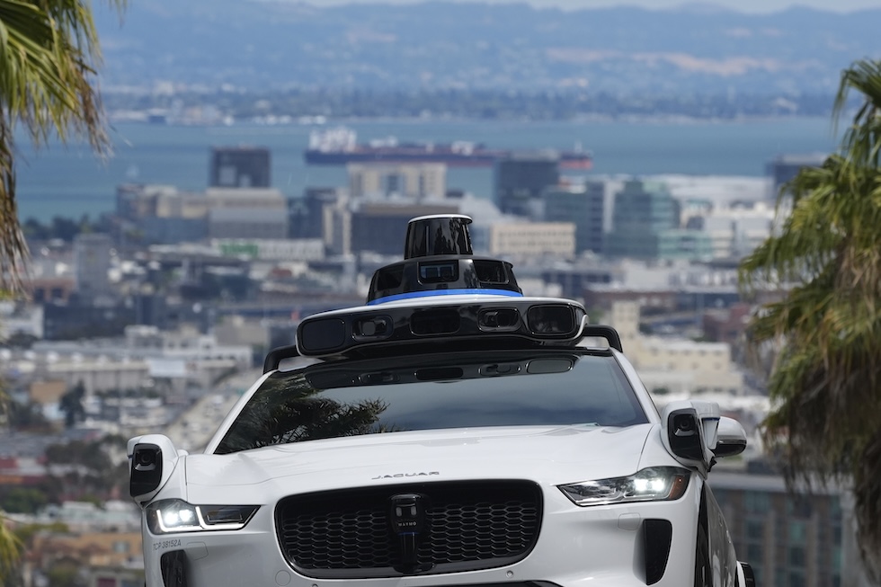 Un taxi della Waymo su una salita di San Francisco, il 4 settembre
