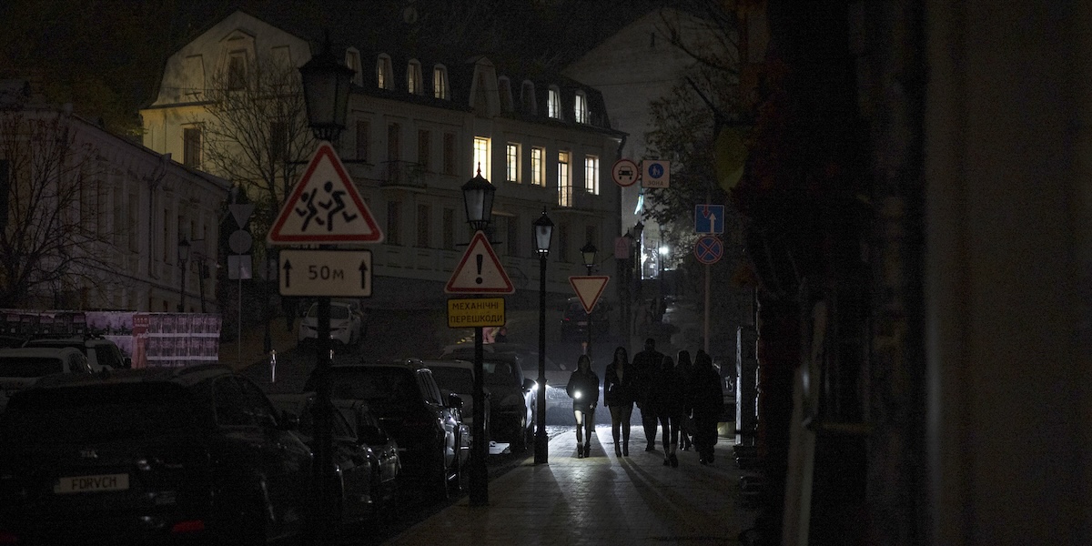 I nuovi attacchi russi hanno lasciato l’Ucraina senza elettricità