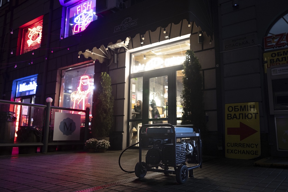 Un generatore fuori da un negozio di Kiev, il 5 novembre