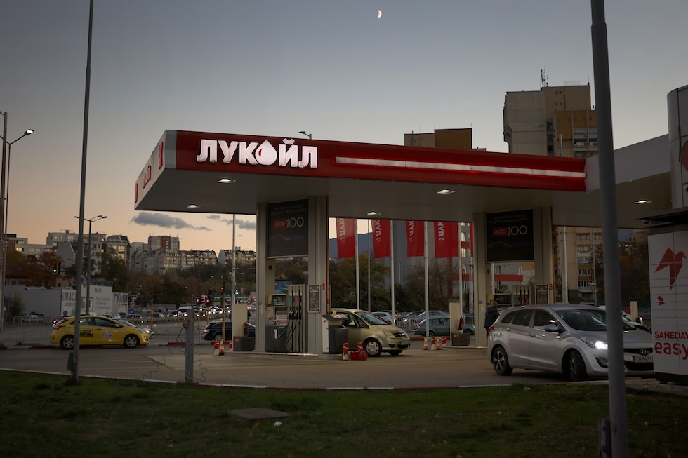Un distributore di benzina della Lukoil, a Sofia, il 28 ottobre 