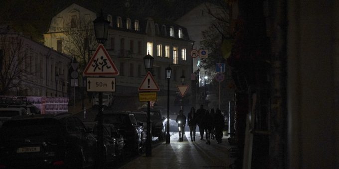 I nuovi attacchi russi hanno lasciato l’Ucraina senza corrente