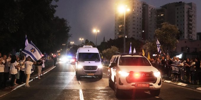 Sono stati restituiti a Israele i resti di un corpo che secondo Hamas appartengono a un soldato ucciso nel 2014