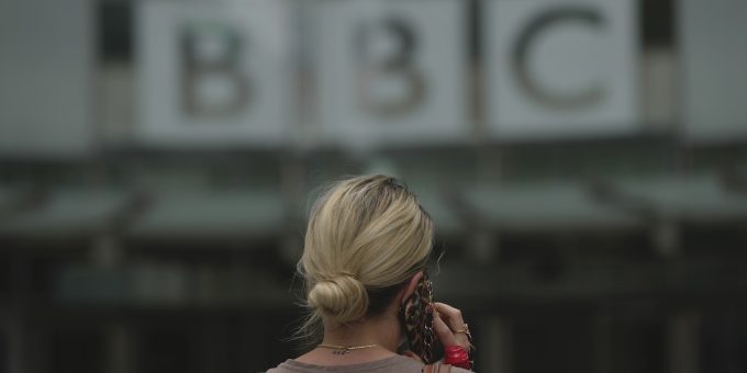 Due importanti dirigenti di BBC si sono dimessi perché l’emittente è accusata di manipolazione delle notizie
