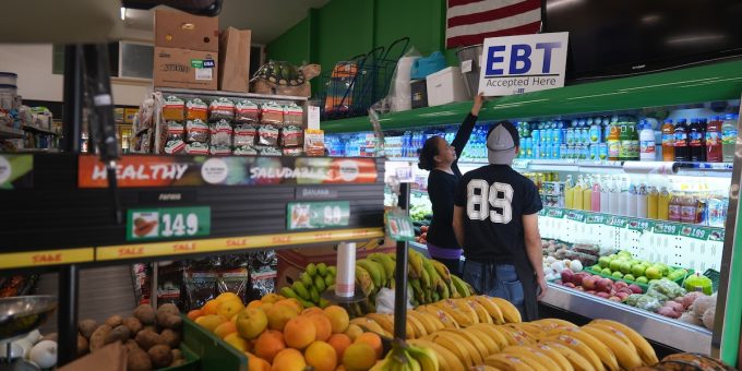 L’amministrazione Trump ha ordinato agli stati di sospendere l’erogazione completa dei sussidi alimentari