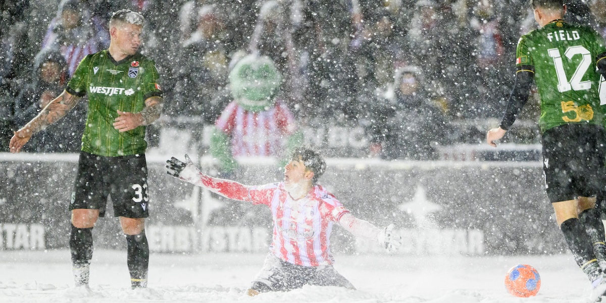 La finale del campionato canadese di calcio, giocata in mezzo alla neve e vinta anche grazie a una rovesciata