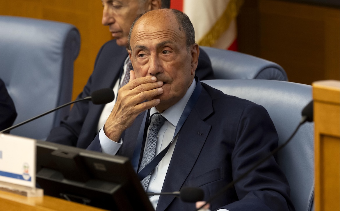 Il presidente della Sicilia ha rimosso due assessori della Democrazia Cristiana per le indagini sull’ex segretario del partito, Totò Cuffaro