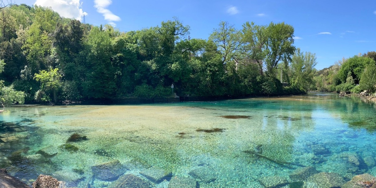 Un laghetto trasparente diventato famoso sui social e la disputa per gestirlo
