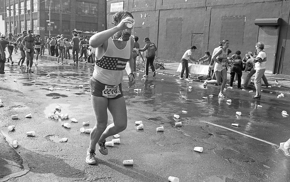 Una persona molto sudata cerca di rinfrescarsi durante la maratone di New York, 28 ottobre 1984 (Walter Leporati/Getty Images)