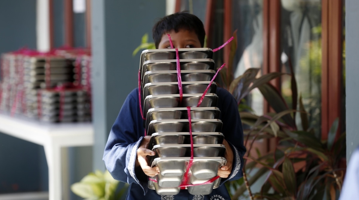 In Indonesia i pasti nelle scuole sono gratis, ma a volte fanno stare male