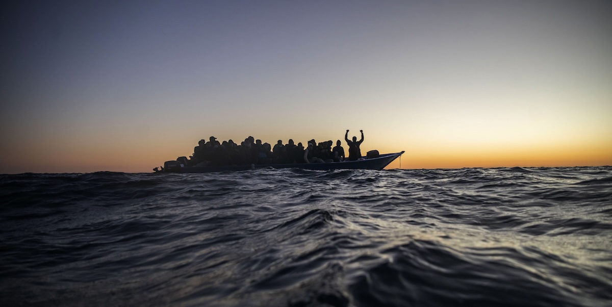 42 persone risultano disperse dopo il ribaltamento di un gommone al largo della Libia