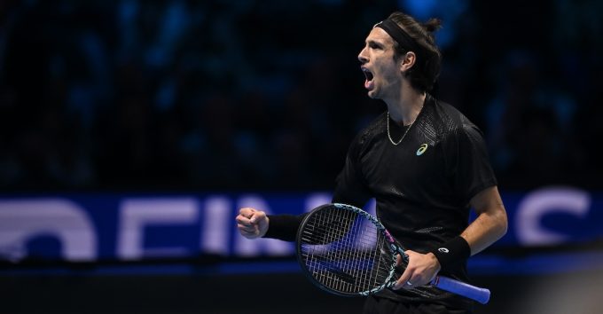 Gli ultimi e spettacolari game della vittoria di Lorenzo Musetti contro Alex De Minaur alle ATP Finals