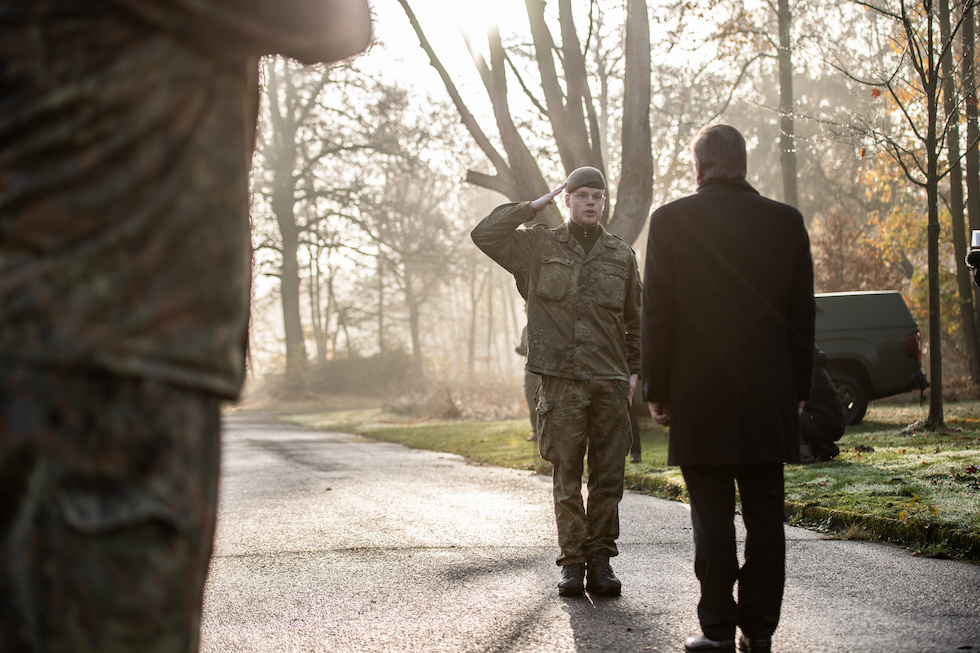 Un soldato saluta il ministro della Difesa tedesco Boris Pistorius a Muenster, Germania, novembre 2025