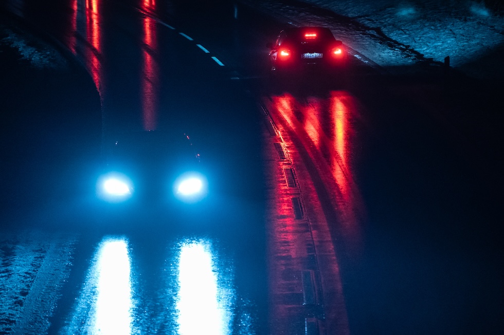 Due macchine procedono in direzioni opposte lungo le due corsie di marcia