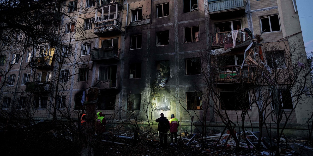 I bombardamenti russi hanno causato diversi incendi a Kiev