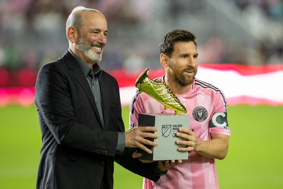 Il commissioner (cioè il capo) della MLS Don Garber consegna il premio di miglior marcatore di questa stagione a Lionel Messi, 24 ottobre 2025 (Eston Parker/ISI Photos/ISI Photos via Getty Images)