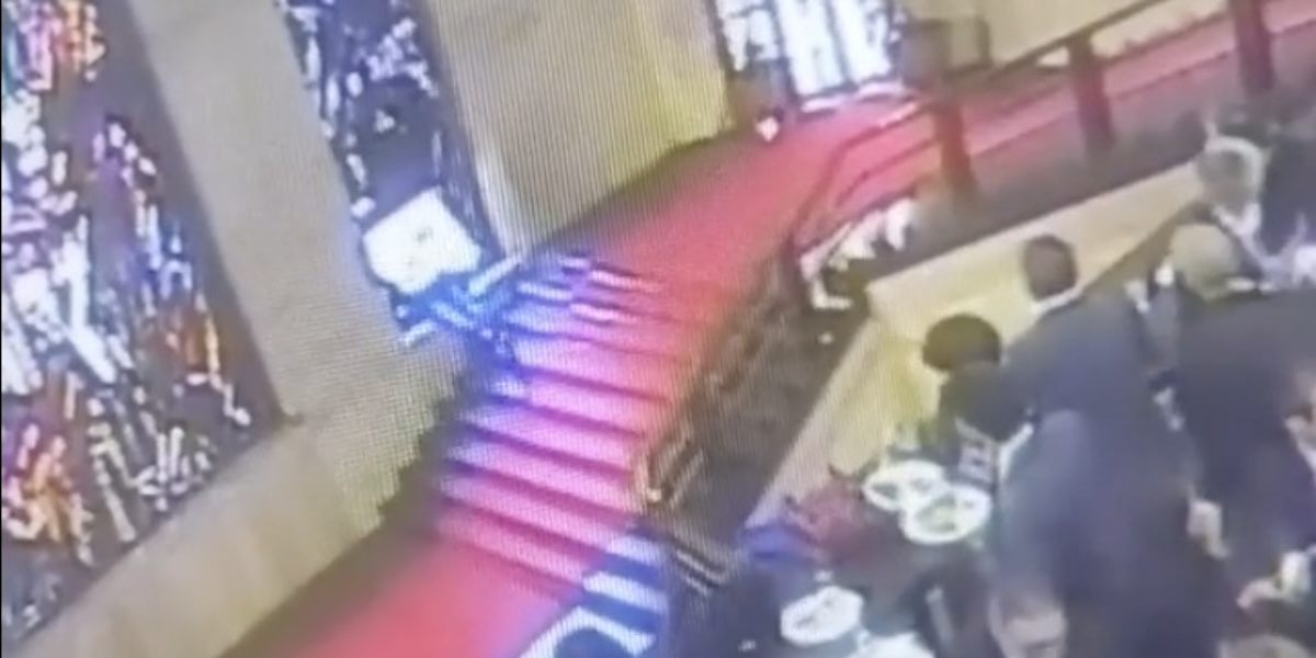 Il video dell’assessore che cade e rompe una vetrata di Sironi al ministero delle Imprese e del Made in Italy