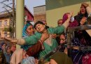 I parenti di una persona del Kashmir uccisa da un'esplosione