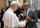 Papa Leone XIV saluta il regista statunitense Spike Lee durante l'Udienza i rappresentanti del mondo del Cinema, al Palazzo Apostolico. Il Papa ha ospitato una delegazione di attori, registi e sceneggiatori internazionali per approfondire il dialogo tra la Chiesa e il mondo del cinema