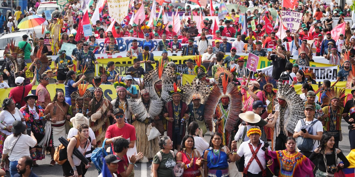 Migliaia di persone hanno partecipato a una manifestazione per il clima a Belém, in Brasile, dove è in corso la COP30
