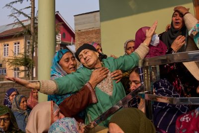 I parenti di una persona del Kashmir uccisa da un'esplosione