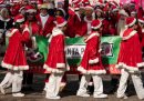 Persone vestite da Babbo Natale partecipano alla "Santa parade"