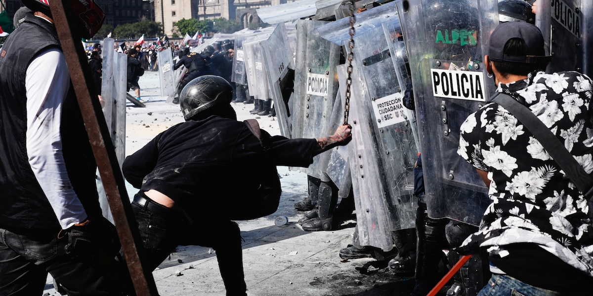 In Messico migliaia di persone hanno protestato per chiedere più sicurezza: ci sono stati scontri e una ventina di arresti