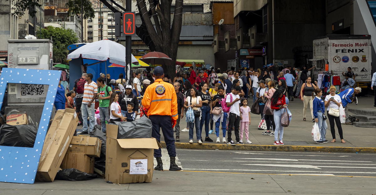 Camilo Castro, un cittadino francese che era detenuto nello stesso carcere di Alberto Trentini in Venezuela, è tornato in Francia