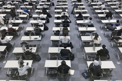 Gli studenti partecipano alla prima sessione di esami per l'ammissione all'università