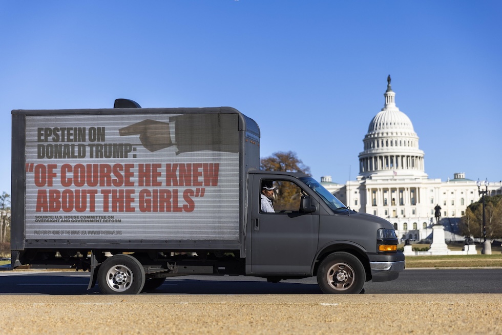 Un camioncino con un manifesto contro Trump, che riporta uno dei passaggi delle lettere di Epstein, fuori dal Congresso, a Washington, il 17 novembre