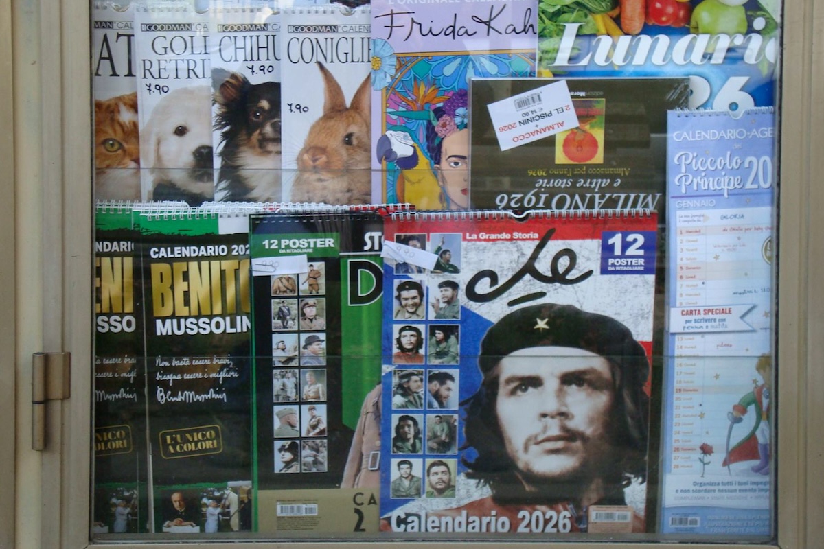 I calendari vedono ancora, anche quelli un po' più controversi. In una settimana Maria ha venduto anche due calendari dedicati a Benito Mussolini e uno dedicato Ernesto "Che" Guevara (Riccardo Trabattoni/il Post)