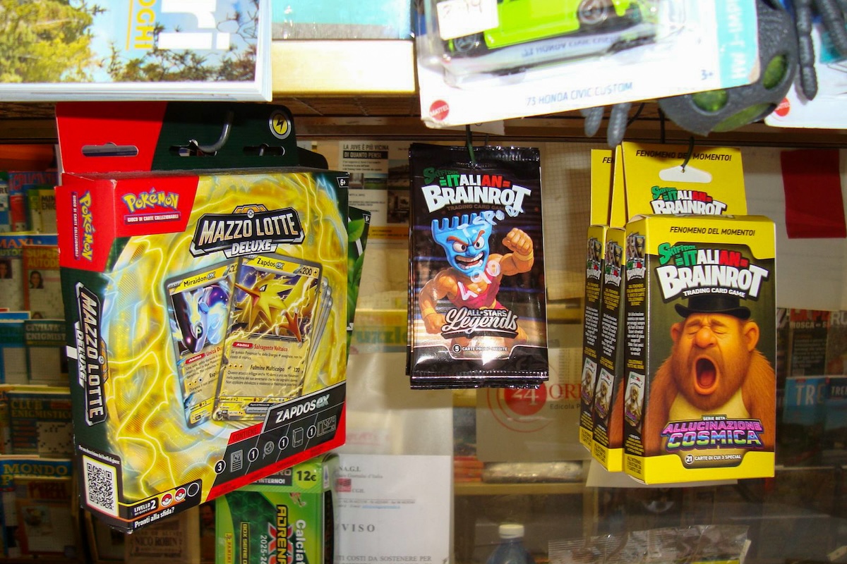 Le carte collezionabili che si vendono di più in edicola (Riccardo Trabattoni/il Post)