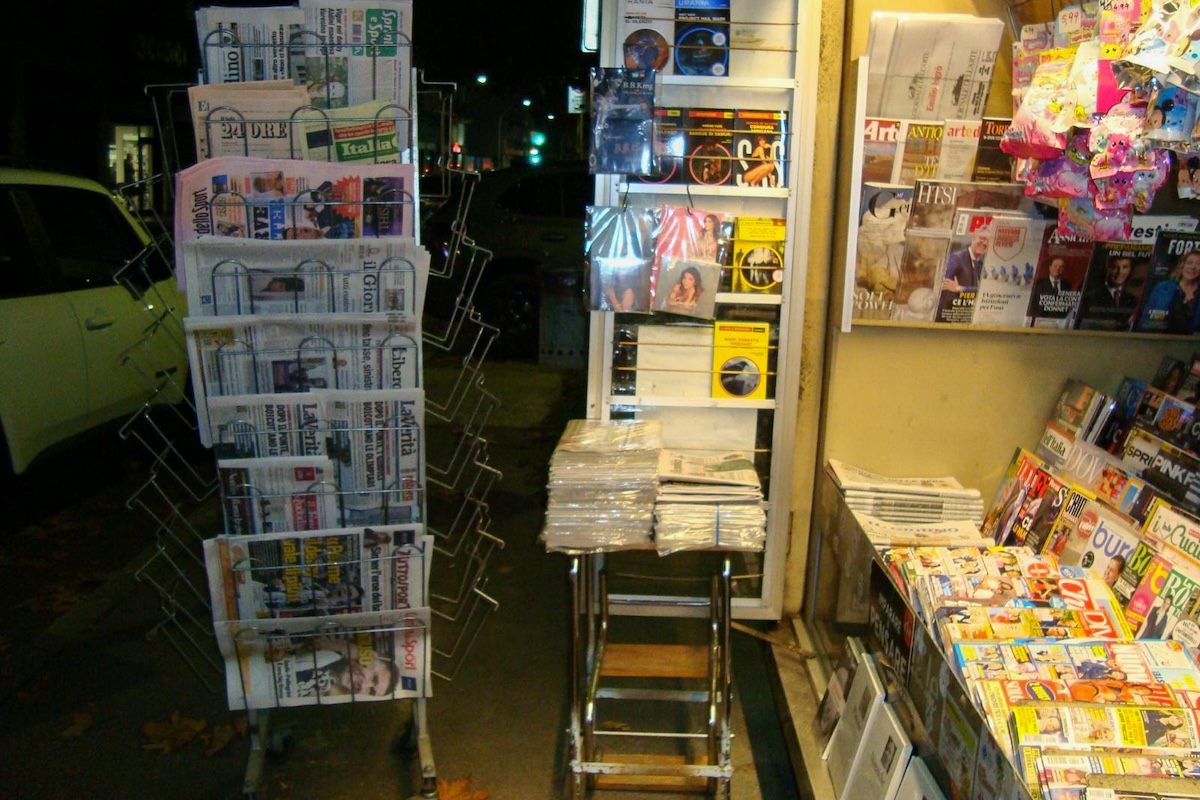 I giornali rimasti poco prima della chiusura e della resa (Riccardo Trabattoni/il Post)