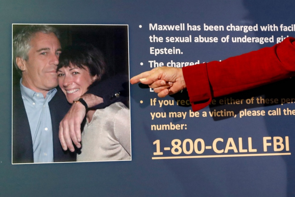 Una foto di Ghislaine Maxwell e Jeffrey Epstein, mostrata durante un'udienza del 2020 a New York 