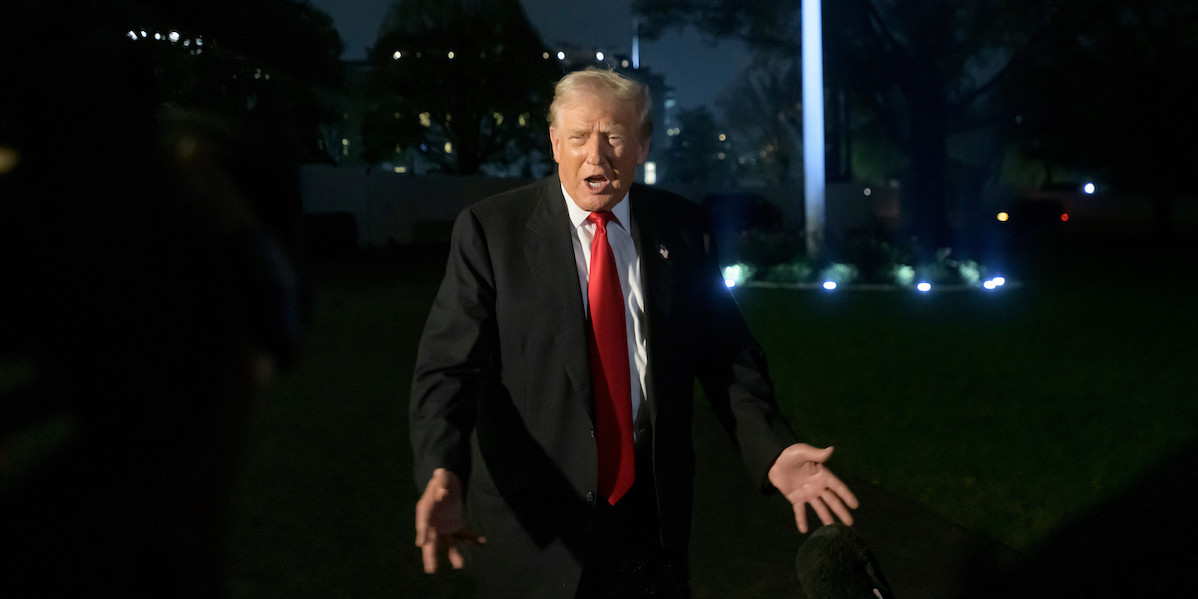 Donald Trump ha firmato la legge per rendere pubblici i documenti raccolti durante i processi a Jeffrey Epstein