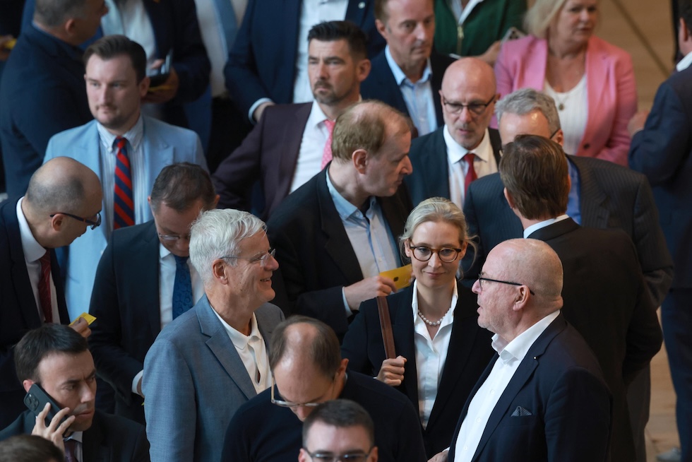 Un gruppo di parlamentari di AfD, tra cui la leader Weidel, al Bundestag, lo scorso 25 settembre 