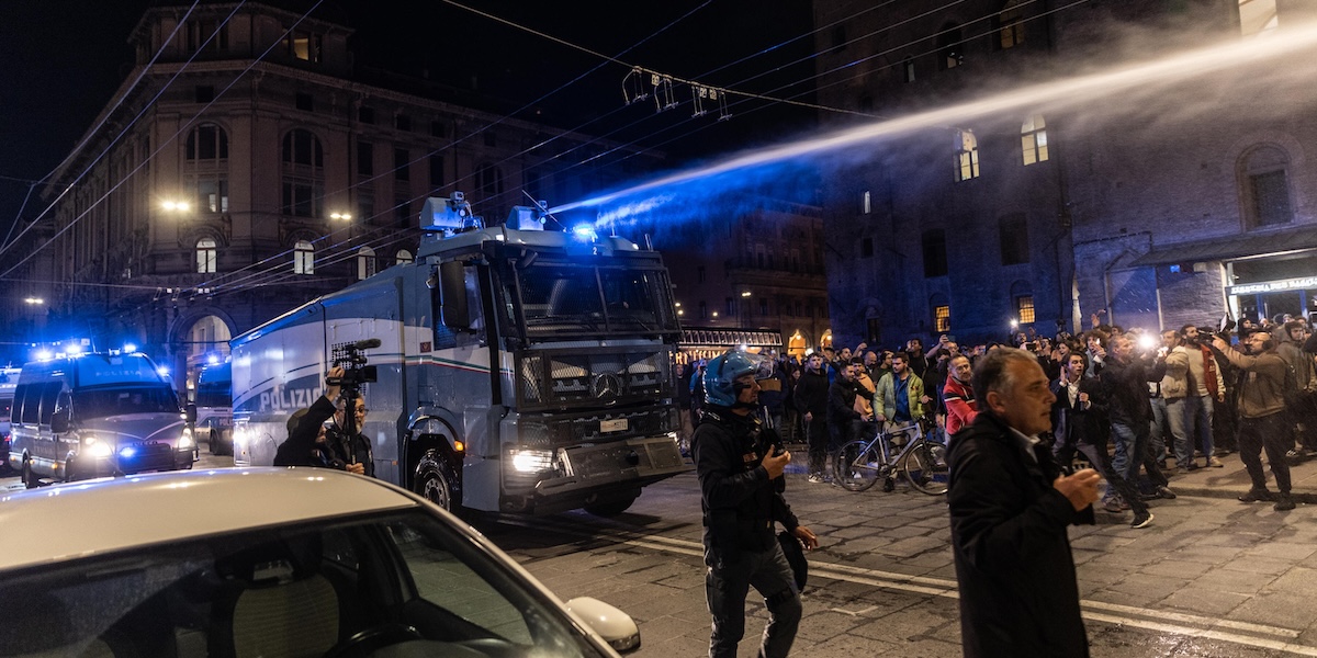 A Bologna ci sono stati scontri fra la polizia e i manifestanti che protestavano contro la partita di basket Virtus-Maccabi Tel Aviv