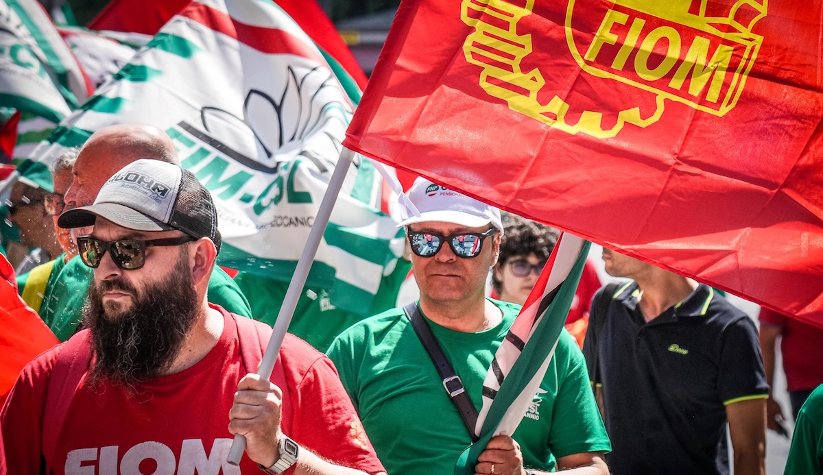 È stato firmato il nuovo contratto dei metalmeccanici, con aumenti che arriveranno a 205 euro al mese in quattro anni