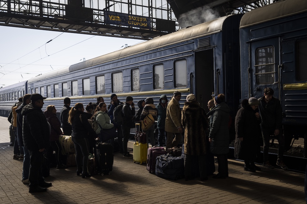 Alcuni profughi ucraini provenienti da Mariupol e dalla città di Zaporizhzhia alla stazione di Lviv, nell'Ucraina occidentale, il 20 marzo 2022. (AP/Bernat Armangue)