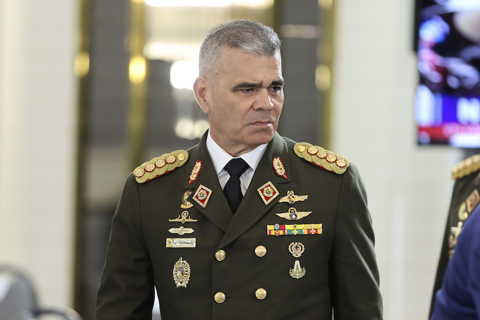 Il ministro della Difesa venezuelano Vladimir Padrino López, anche lui ricercato dagli Stati Uniti, con i soli sulle spalline