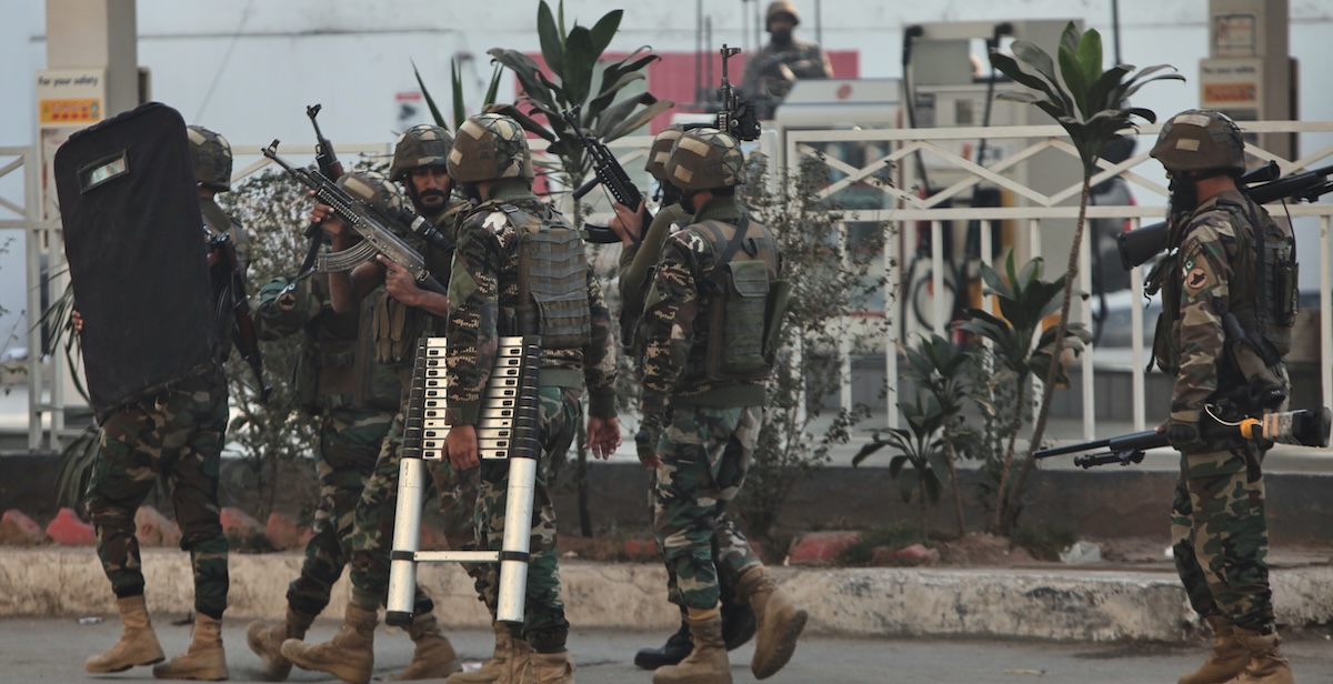 Il Pakistan ha bombardato alcune zone di confine dell’Afghanistan, uccidendo almeno dieci persone