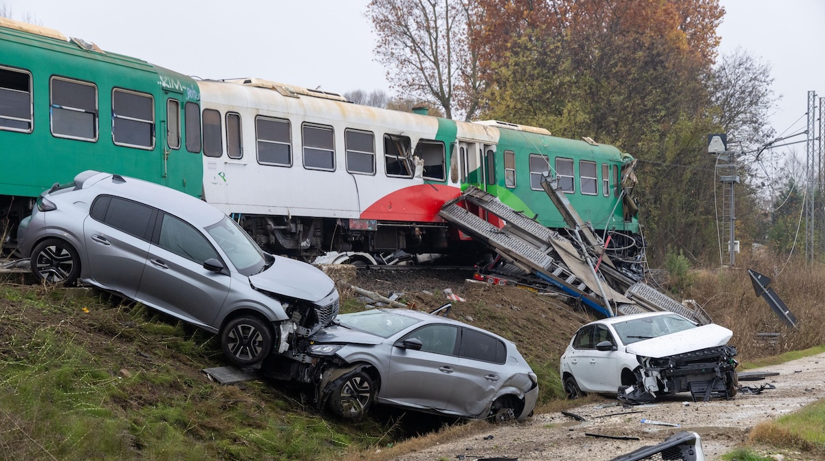 Cinque persone sono rimaste ferite in provincia di Ferrara in un incidente tra un treno e un camion