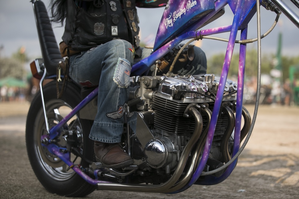 Un particolare di un motociclista in sella alla sua moto