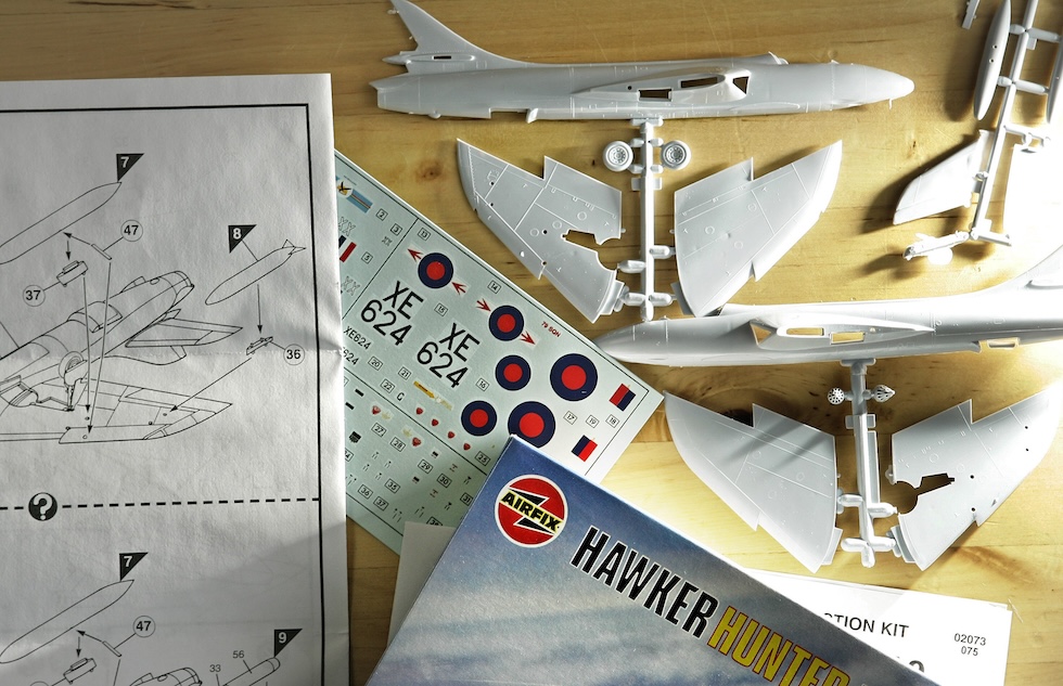 I componenti di un modellino di aereo su un tavolo, visti dall'alto